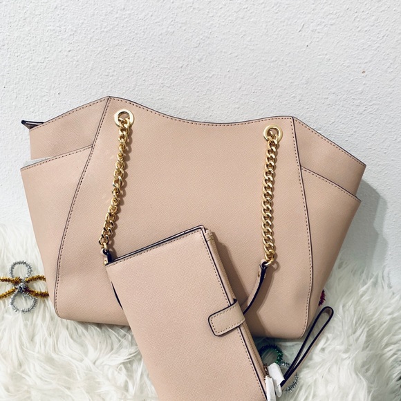 Michael Kors Jetset LG Shoulder Tote And Wristlet - Picture 3 of 7